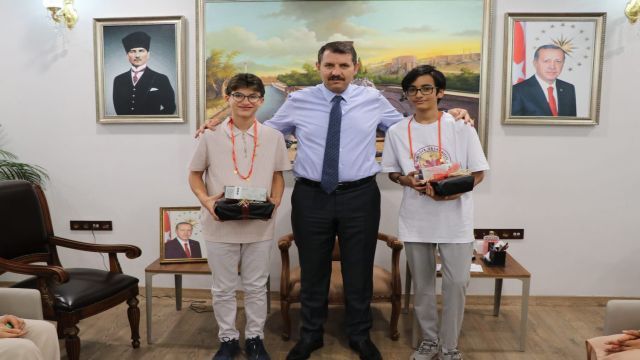 Vali Ayhan, LGS birincilerini konuk etti