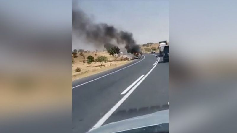 Urfa’da seyir halindeki otomobil alavlere teslim oldu