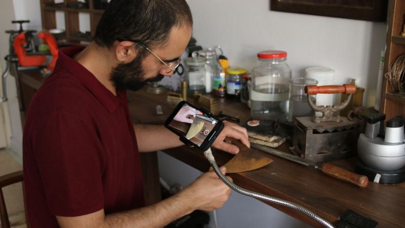 Tombak ustası, sanatının inceliklerini sosyal medyadan öğretiyor