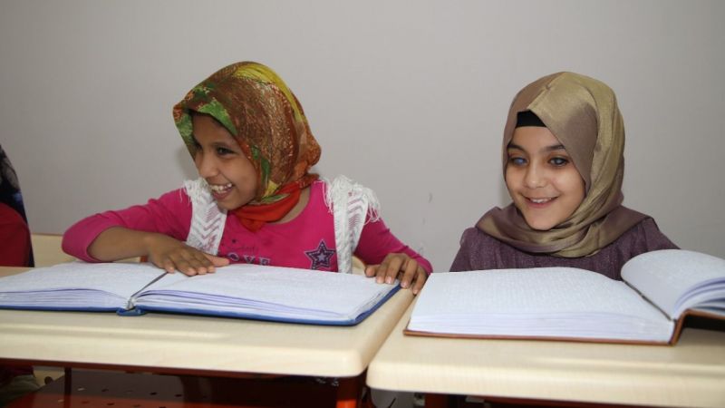 Görme engelliler, Braille alfabesiyle Kur'an-ı Kerim okuyor