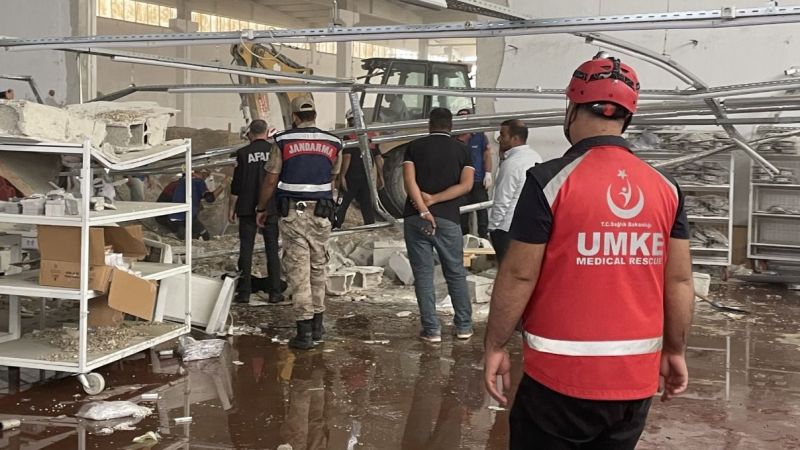 Fabrika duvarı yıkıldı: 3 yaralı