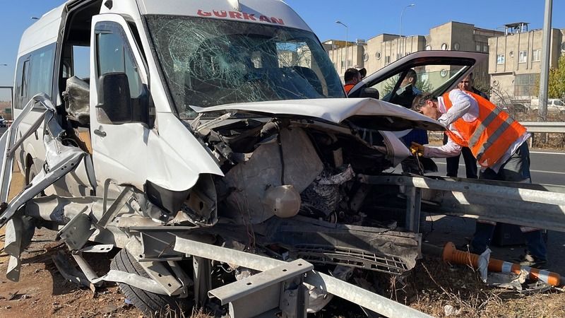 İşçi servisi bariyere çarptı: Ölü ve yaralı var