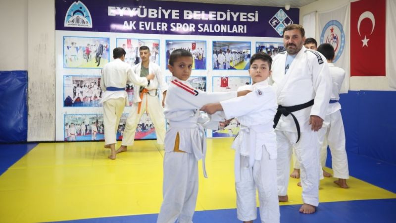 Eyyübiye AK evler çocuk ve gençlerin akınına uğruyor