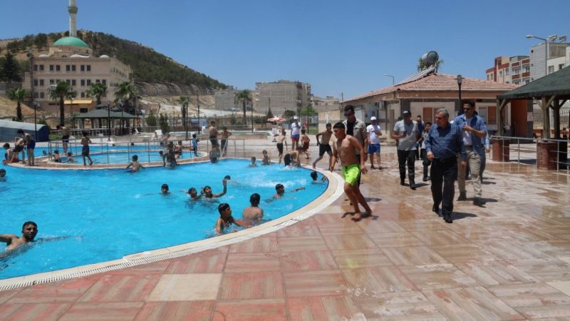 Sıcaktan bunalanların adresi yüzme havuzları oldu