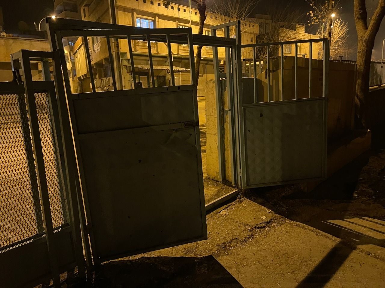Çalınan okul kapısı polis tarafından bulundu