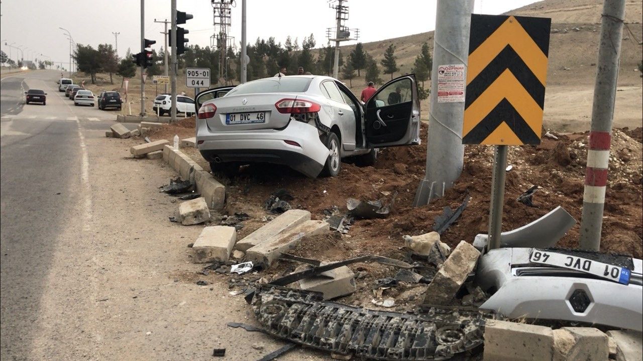 Urfa'da kayganlaşan yol kazayı beraberinde getirdi