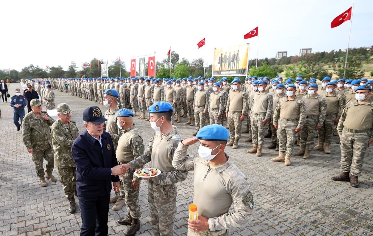 Akar Şanlıurfa’da askerlerle bayramlaştı