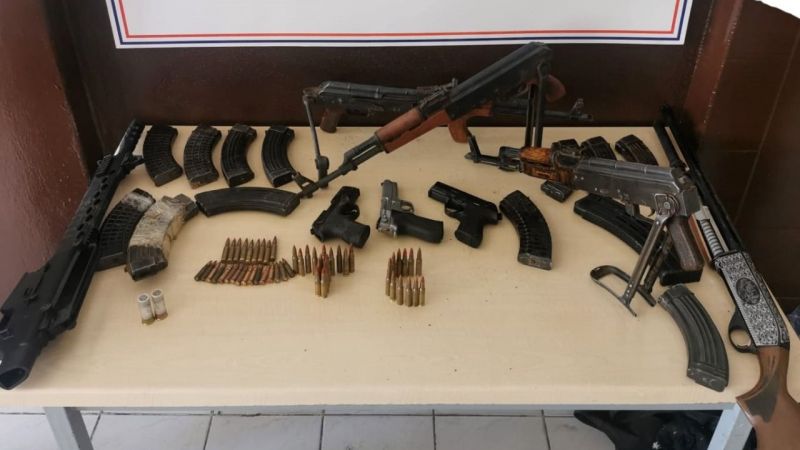 Eve saldırı düzenleyen zanlılar silahlarıyla birlikte yakalandı