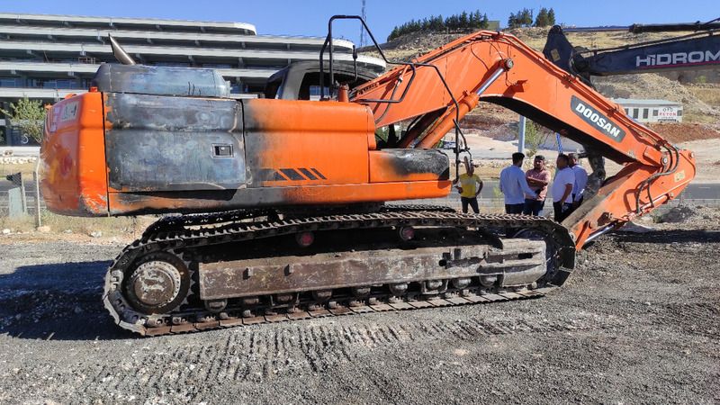 Urfa'da iş makineleri kundaklandı