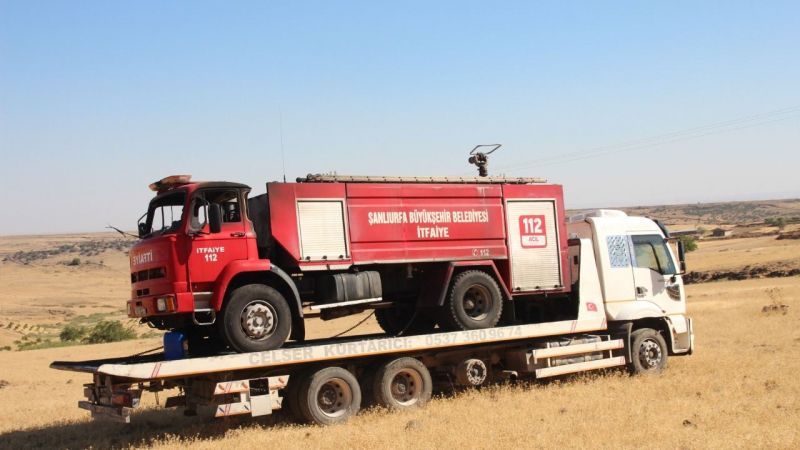 İtfaiye erinin üzerinden düştüğü araç alevlere teslim oldu