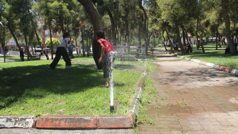Sıcaktan bunalan çocuklar süs havuzlarında serinledi