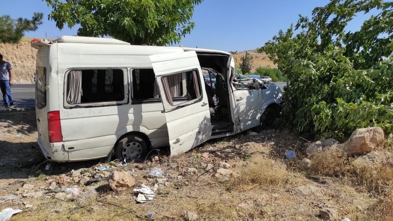 İşçi servisi ağaca çarptı: 15 yaralı