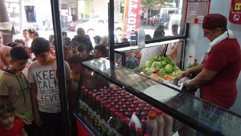 Cevizli çiğköfte yemek için birbirleriyle yarıştılar
