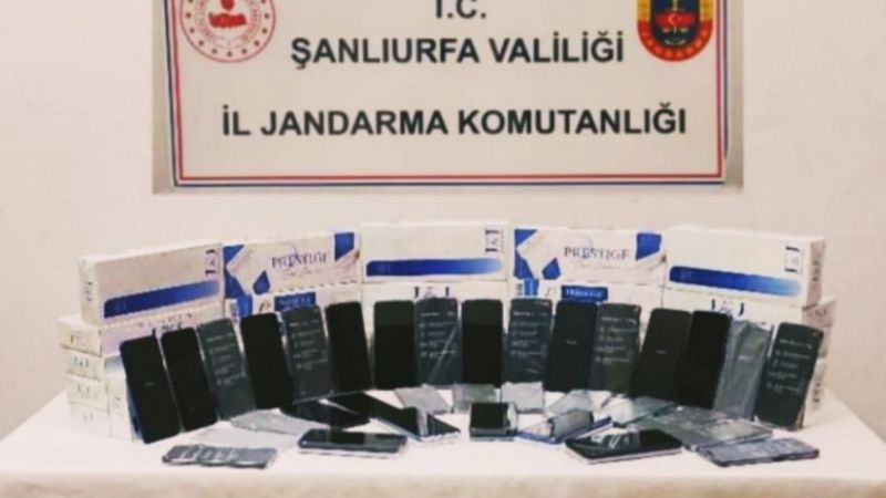 Aracın gizli bölmesinden 74 kaçak cep telefonu çıktı