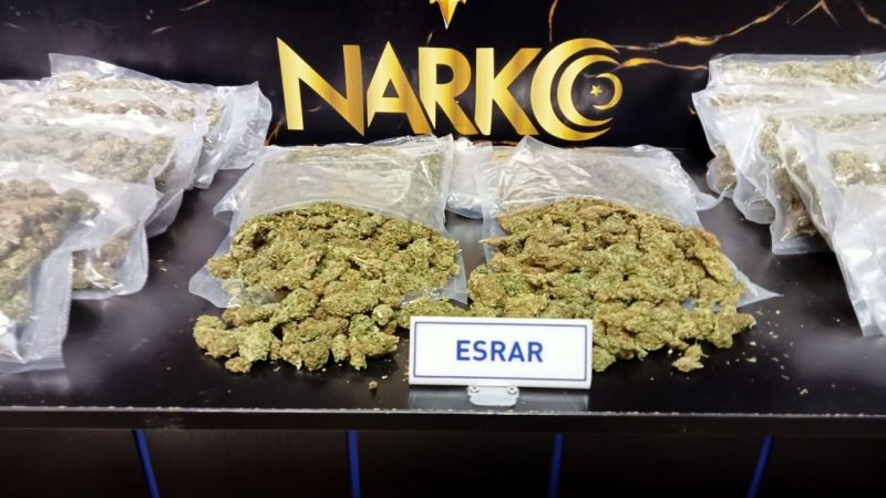 Sargı bezi yüklü tırdan 12 kilo esrar çıktı