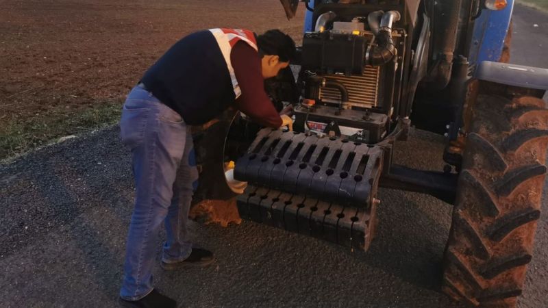 Yakalanacaklarını anlayınca traktörleri bırakıp kaçtılar