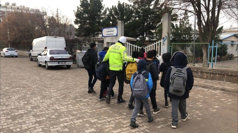 Polislerden iç ısıtan hareket