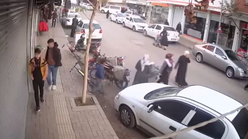 Cansız mankenden yelek çaldı, kameraya yakalandı