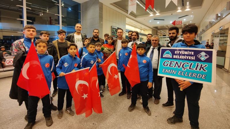 Kuş, şampiyon sporcuyu ödüllendirdi