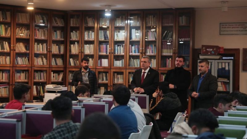 Beyazgül'den kütüphanedeki gençlere ziyaret