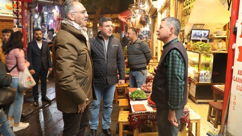Kuş, tarihi çarşılarda esnafla buluştu