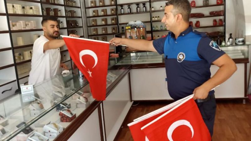 Eyyübiye Belediyesi ilçede binlerce bayrak dağıttı