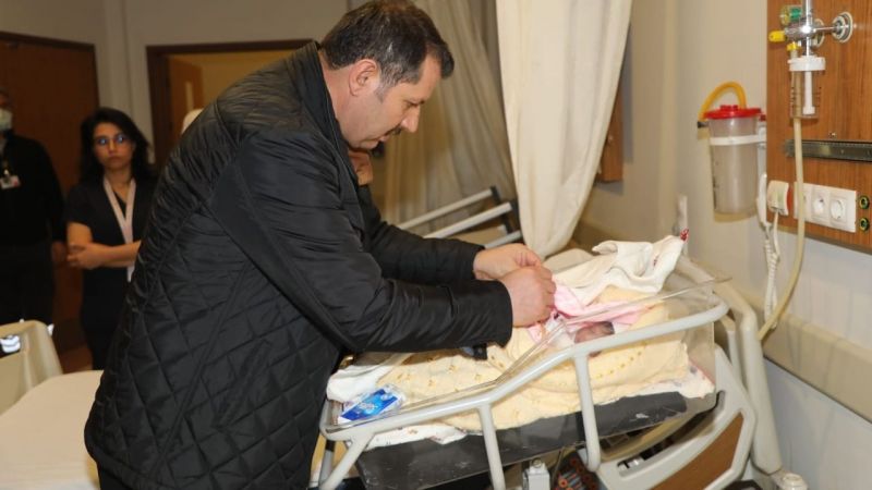 Ayhan'dan yılın ilk bebeklerine altın