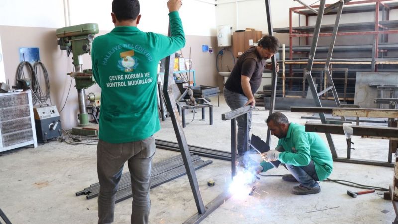 Haliliye satın almak yerine üretiyor