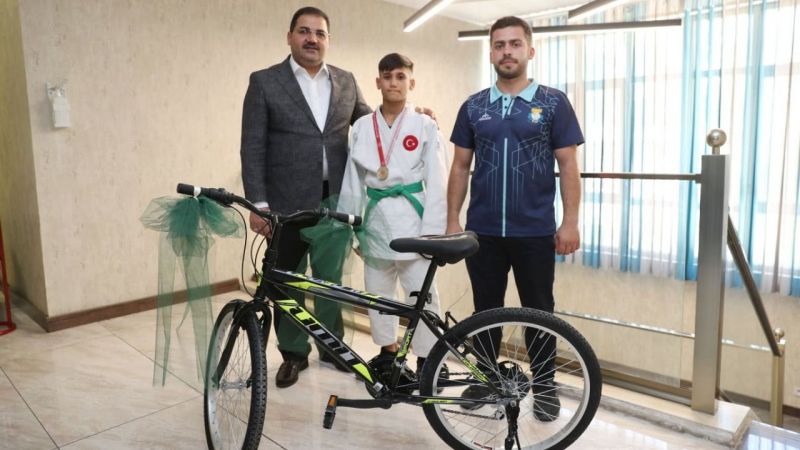 Canpolat şampiyona madalyasını takdim etti
