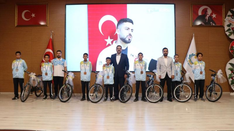 Canpolat’tan, 7 sporcuya bisiklet hediyesi