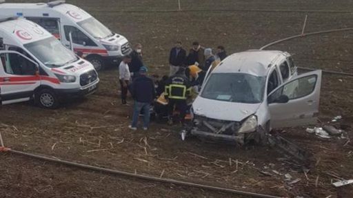 Hafif ticari araç şarampole devrildi: 3 yaralı
