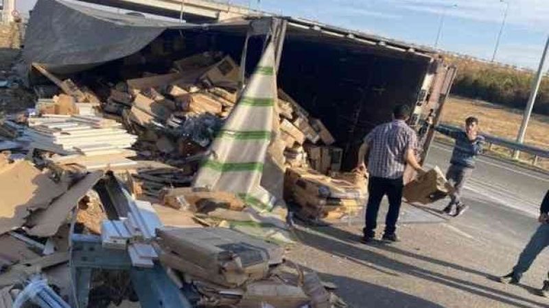 Irak'a mobilya taşıyan tır Şanlıurfa'da devrildi