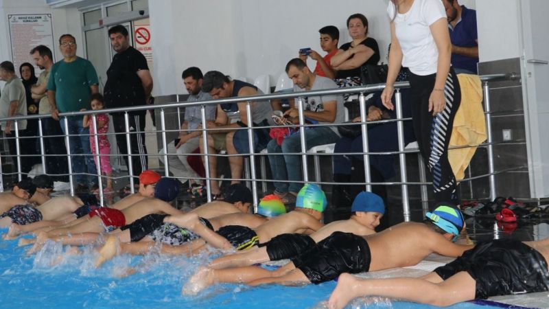 Çocuklar yaz tatilini yüzme kursu ile değerlendiriyor