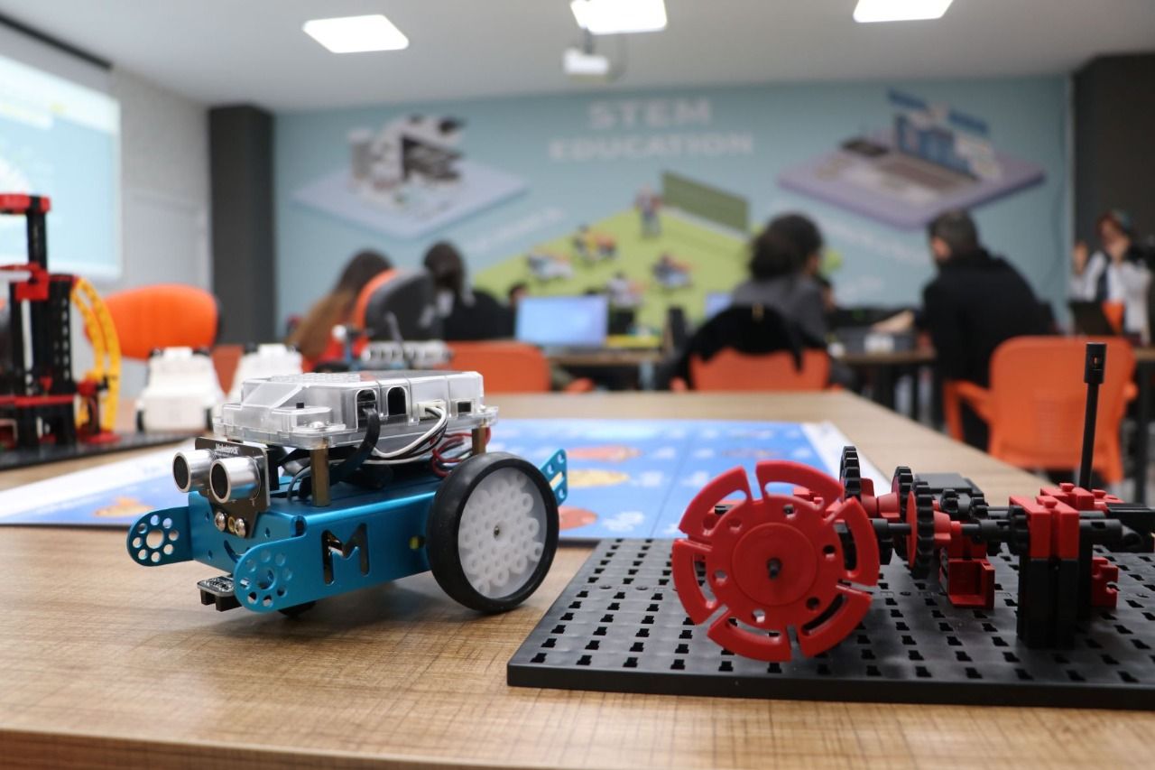 Gençler robotik kodlama öğreniyor