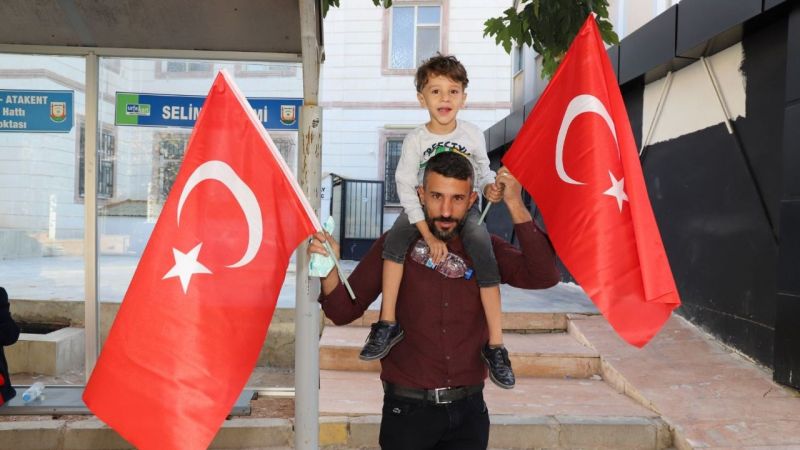Karaköprü bayraklara donatıldı