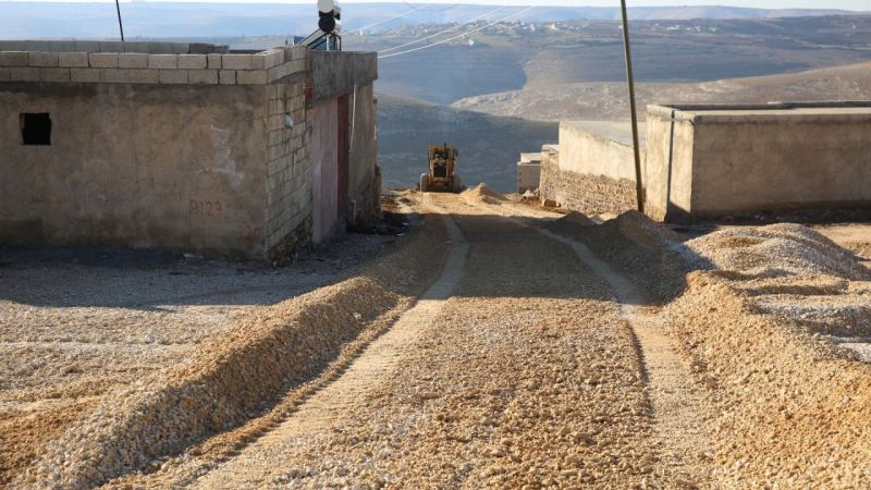 Karaköprü kırsalında yollar çamurdan kurtarılıyor