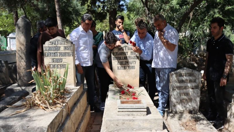 Sanatçı Abdullah Uyanık mezarı başında dualarla anıldı