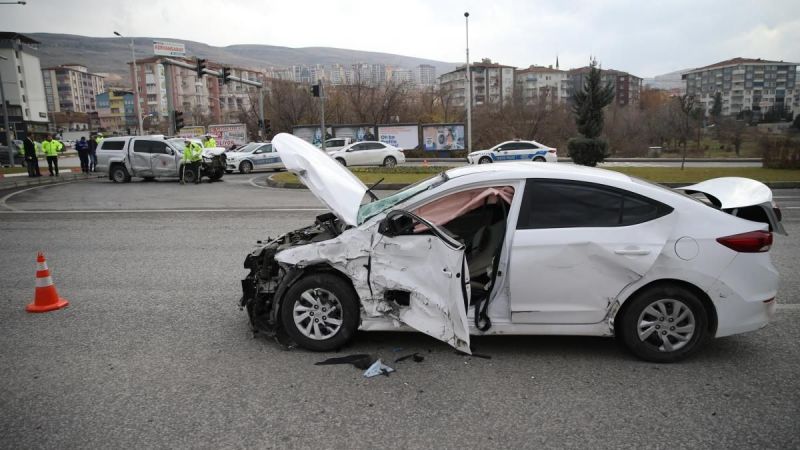 Vali Abdullah Erin'in koruma ekibi kaza yaptı, 4 yaralı