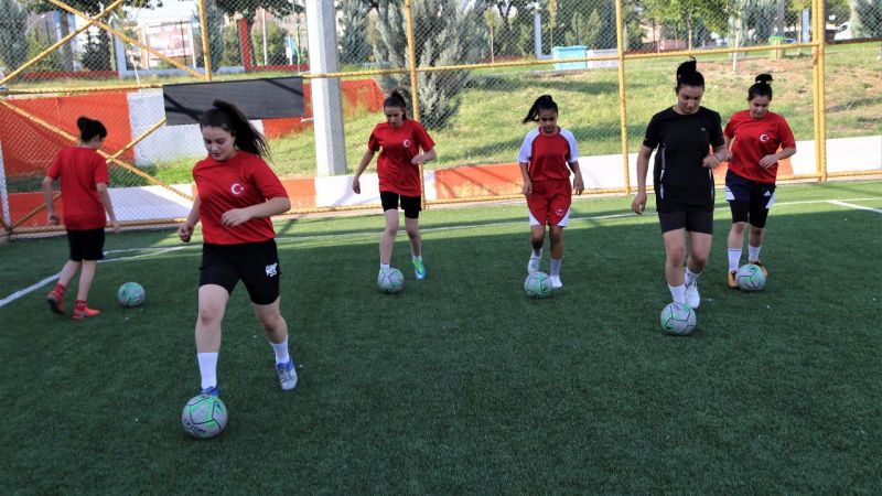 Urfa'da kızların futbola ilgisi artıyor