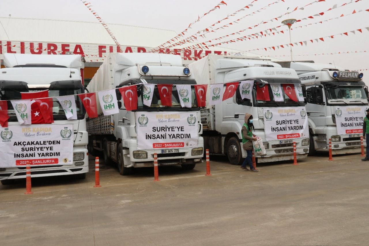 Urfa'dan Suriye'ye 13 tır insani yardım