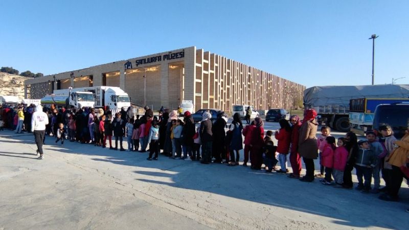 Büyükşehir’den depremzedelere sıcak yemek