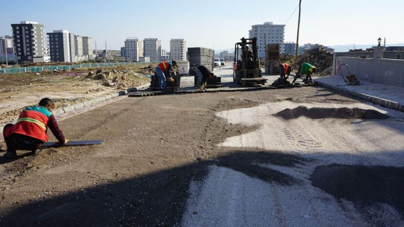 Karaköprü'de yollar kilitli taşla örtülüyor